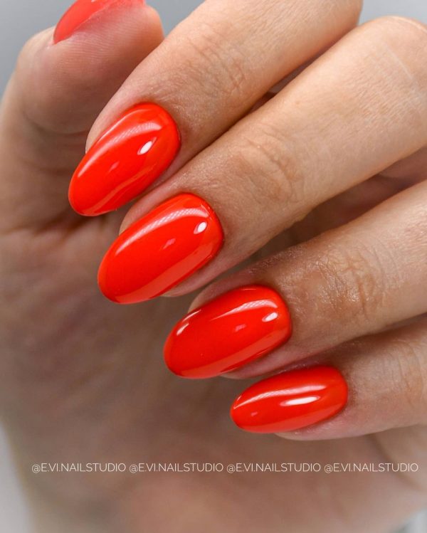 uñas rojas intensas