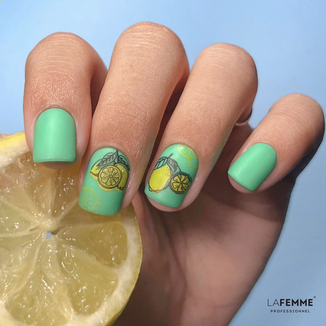 Uñas semipermanentes verdes diseño salón